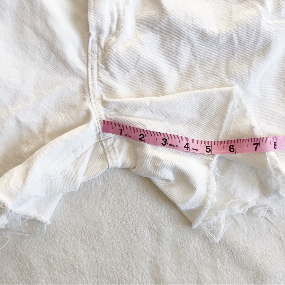 Old Navy Women’s Slouchy Straight Cut Off Denim Shorts in Calla Lily White, 8 - Picture 8 of 13